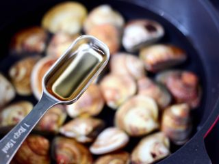 4、金汤文蛤时蔬酸辣汤,这个时候加入料酒和适量的盐。