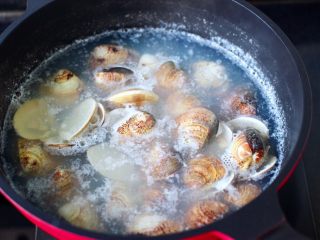 5、金汤文蛤时蔬酸辣汤,大火煮沸后,看见文蛤张口就关火。