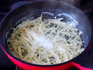 6、金汤文蛤时蔬酸辣汤,金针菇用刀去根后,也焯一下捞出沥干水分备用。