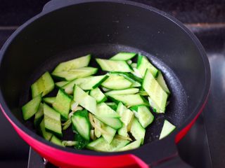 8、金汤文蛤时蔬酸辣汤,再放入黄瓜片翻炒均匀。