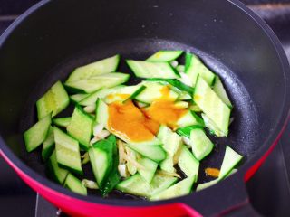 9、金汤文蛤时蔬酸辣汤,加入酸汤酱,继续翻炒均匀。