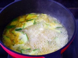 11、金汤文蛤时蔬酸辣汤,大火煮沸后。