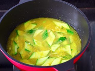 10、金汤文蛤时蔬酸辣汤,锅中倒入煮文蛤的汤,这样做出来的汤更加鲜美酸爽可口。