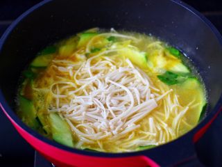 12、金汤文蛤时蔬酸辣汤,放入焯过水的金针菇。