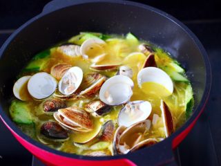 13、金汤文蛤时蔬酸辣汤,再放入煮熟的文蛤。