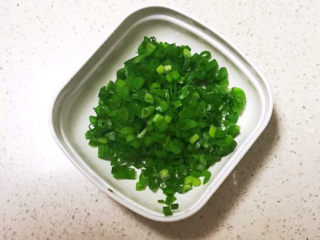 3、西红柿面疙瘩,香葱叶切成小丁