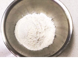 6、西红柿面疙瘩,中筋面粉放入大碗里