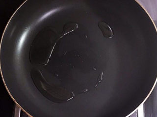 11、西红柿面疙瘩,炒锅烧热后放入玉米油