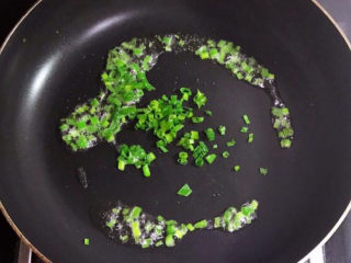 12、西红柿面疙瘩,油烧热后加入香葱末，炒出香味