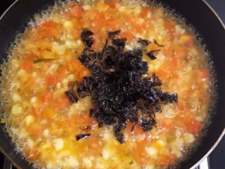 19、西红柿面疙瘩,加入紫菜