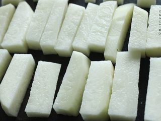 4、土豆“排骨”の鸡胸肉丨大嘴螺,土豆切成条状，让土豆条拥有一根酷似骨头的外貌，土豆条长短大小尽量均匀