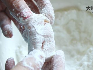 8、土豆“排骨”の鸡胸肉丨大嘴螺,卷好了鸡胸肉，接下来给它均匀的裹上一层玉米淀粉。好像雪花糖，是不是饿的时候想象力异常丰富？！