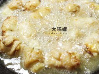 9、土豆“排骨”の鸡胸肉丨大嘴螺,在锅中放入约没过“排骨”的油，待油温8成热时，放入土豆“排骨”开炸。（切记：油热后转小火慢炸，土豆“骨头”要炸熟需要时间）