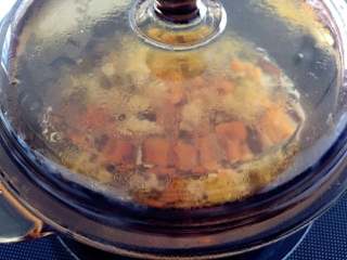 5、鸡肉浓汤—好浓的一碗鸡汤,调至中高温,煮至汤汁减少三分之一,取出备用