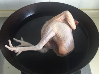 3、清汁鸡汤,冷水入锅(这样去血水干净)