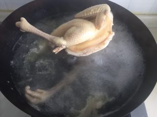 4、清汁鸡汤,煮沸后持续1分钟(土鸡基本没有浮沫)