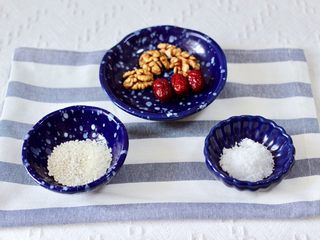 1、核桃红枣露,首先备齐所有的食材。