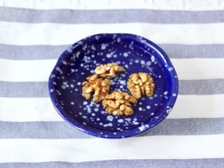 2、核桃红枣露,把核桃用温水浸泡2个小时左右，也可以晚上睡觉前，浸泡放到冰箱过夜，早上起来做也是一样的。