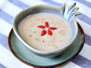 12、核桃红枣露,上面再撒上少许白芝麻，码上枸杞装饰一下即可。