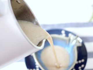 10、核桃红枣露,你就可以坐等核桃红枣露，打开盖子，倒入碗里。