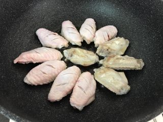 6、三杯鸡中翅～超简易快手美味版,底面微黄即可翻面