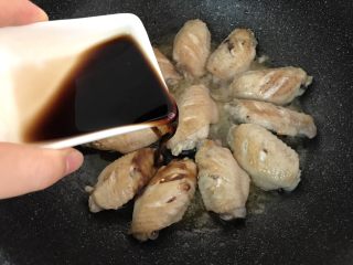 9、三杯鸡中翅～超简易快手美味版,再加入同量的陈醋