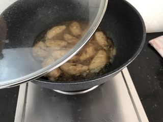 13、三杯鸡中翅～超简易快手美味版,加盖焖煮5分钟左右