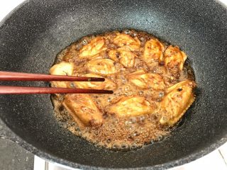 14、三杯鸡中翅～超简易快手美味版,翻面，均匀上色入味，再盖起煮
