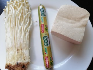 1、金针菇豆腐汤,准备好所需材料