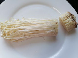 2、金针菇豆腐汤,将金针菇根部切除