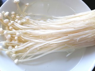 3、金针菇豆腐汤,泡水清洗干净