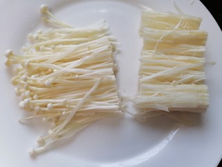 4、金针菇豆腐汤,将金针菇切成两段