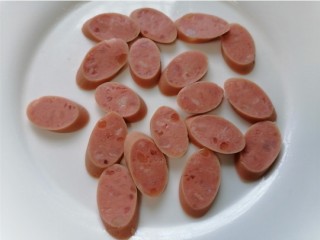 5、金针菇豆腐汤,火腿肠切成片状