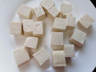 6、金针菇豆腐汤,豆腐切成均匀的块状