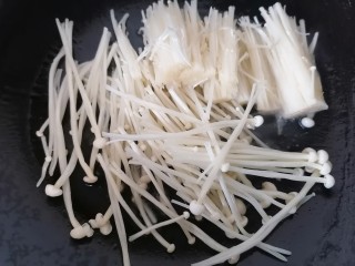 8、金针菇豆腐汤,放入金针菇翻炒