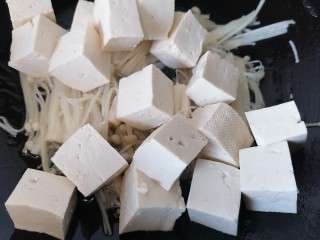 9、金针菇豆腐汤,翻炒片刻后放入豆腐