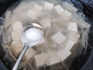 11、金针菇豆腐汤,煮一会加入一勺盐调味