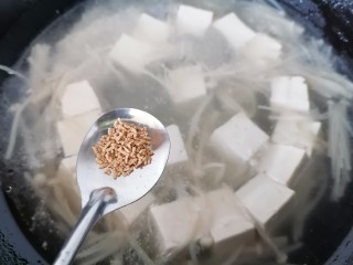 12、金针菇豆腐汤,加入少许鸡精提鲜