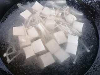 10、金针菇豆腐汤,加入适量水