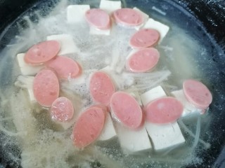 13、金针菇豆腐汤,最后放入火腿肠煮一会即可出锅
