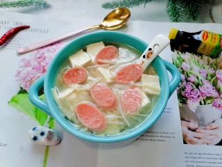 15、金针菇豆腐汤,拍上成品图，一道清爽又美味的金针菇豆腐汤就完成了。