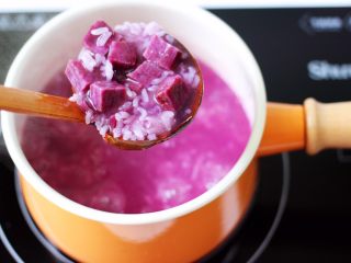 12、紫薯双米草莓粥,香香糯糯又清甜的紫薯双米草莓粥就出锅咯。