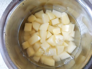 2、鱼香二丁,用清水洗去淀粉,控水待用