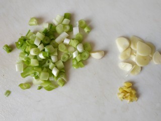 5、鱼香二丁,葱切圈,蒜切片,姜切碎