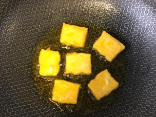 5、炒脆皮豆腐,煎至两面金黄