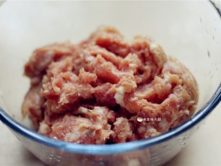 1、虎皮尖椒酿肉,猪肉炖成馅，备用