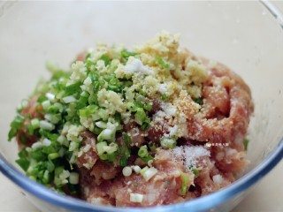 3、虎皮尖椒酿肉,肉末中放入葱姜末，1勺生抽，半勺料酒，少量鸡粉、食盐、淀粉