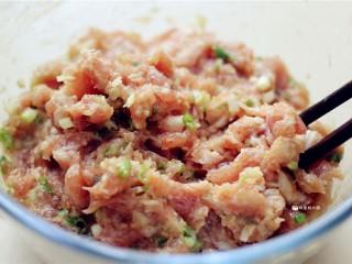 4、虎皮尖椒酿肉,搅拌均匀，腌制一会儿入味