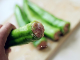 7、虎皮尖椒酿肉,把腌好的肉馅塞到尖椒里面
