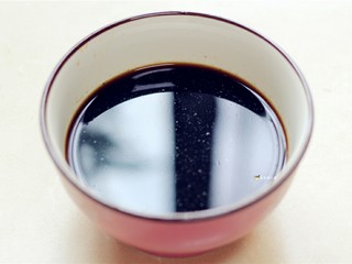 8、虎皮尖椒酿肉,调一个酱汁:1勺生抽，1勺老抽，1茶勺白胡椒粉，半勺白糖，少许醋，多半碗清水